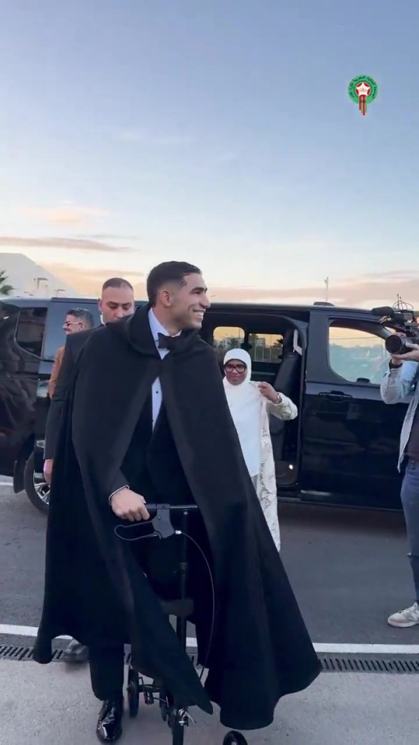 脚踝受伤，阿什拉夫骑特制滑板车出席非洲足球相关会受奖仪式