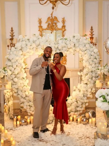 做事爱情双丰充！伯恩茅斯边锋塞梅尼奥求婚收效，社媒晒甘好意思照